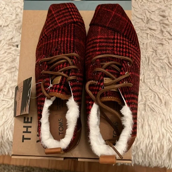 New in Box - TOMS - BOTA BOOTS - Red Plaid Felt w/ Leather Wrap, Size 8. - Picture 5 of 5